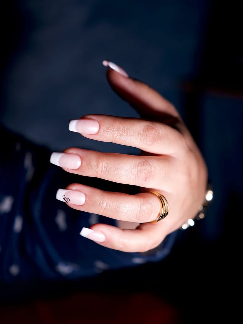 Manicure francesa elegante