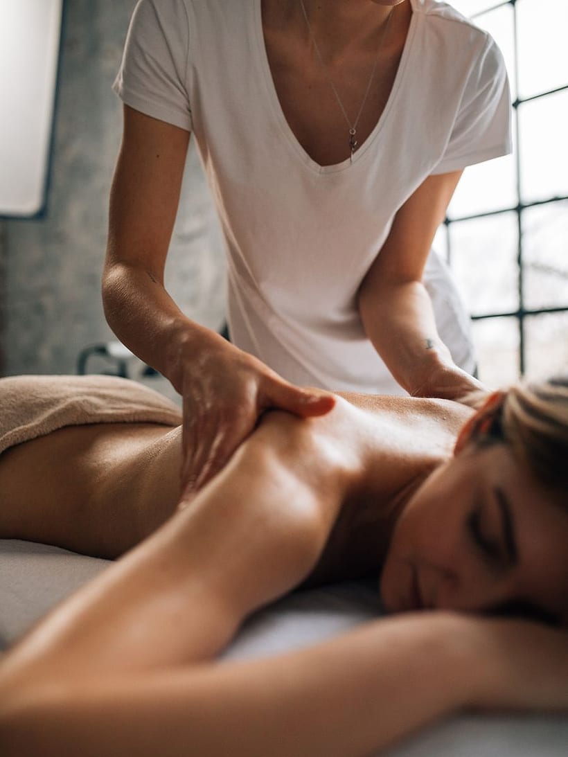 Massagem relaxante num spa