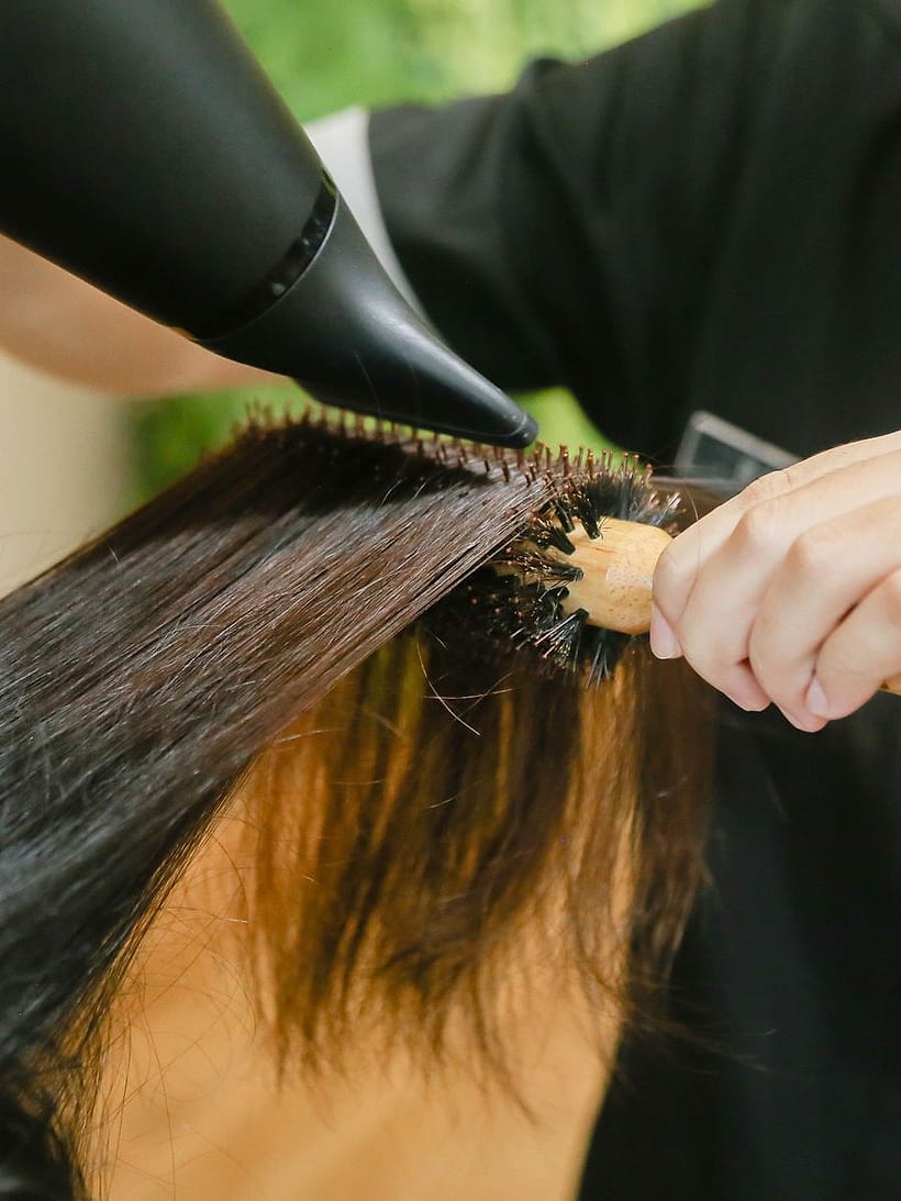 Brushing e styling de cabelo num salão